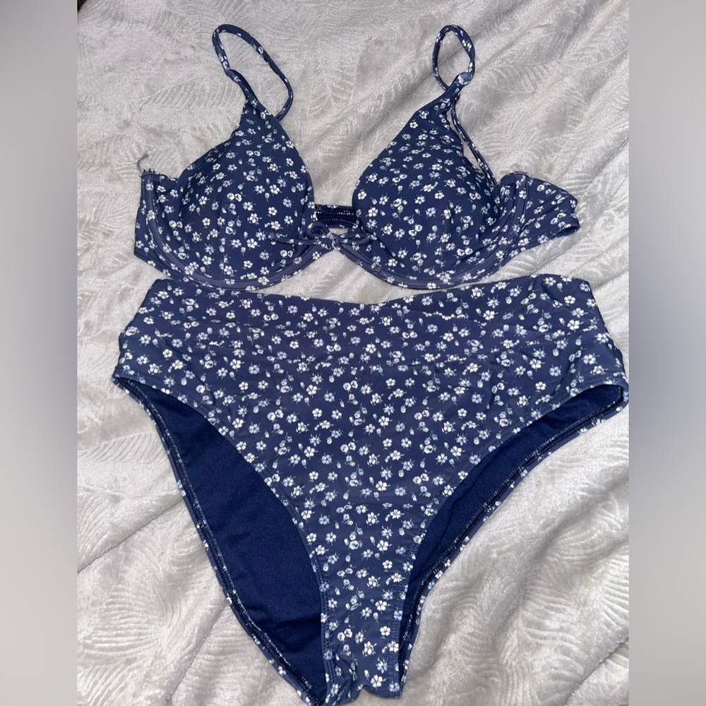 hollister bathing suit TOP LARGE BOTTOMS MEDIUM